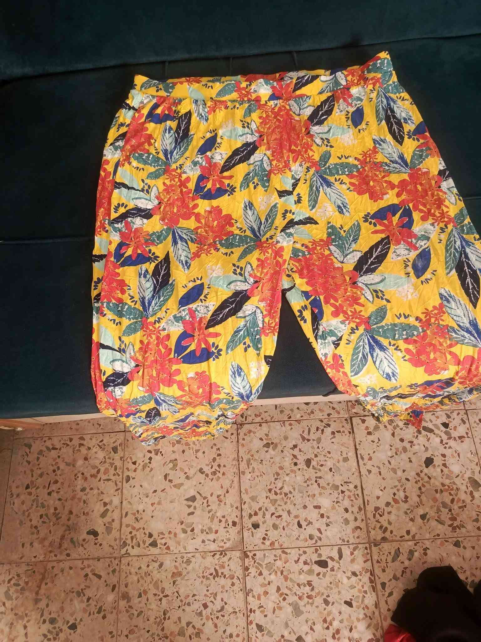 شليف ملابس للبيع  تراك اطفال درزن مشكل قميص 5قطع كيمونه اطفال 8قطع  روب نسائي 40قطعه  تراك ترهيم 4  بجاين نسائي 7 تشيرت 5قطع  هذا نموذج منهن شليف  يحتوي اكثر من 100قطعه بي جديد وبي مسخدم سعر 50 اتواصل ***********
