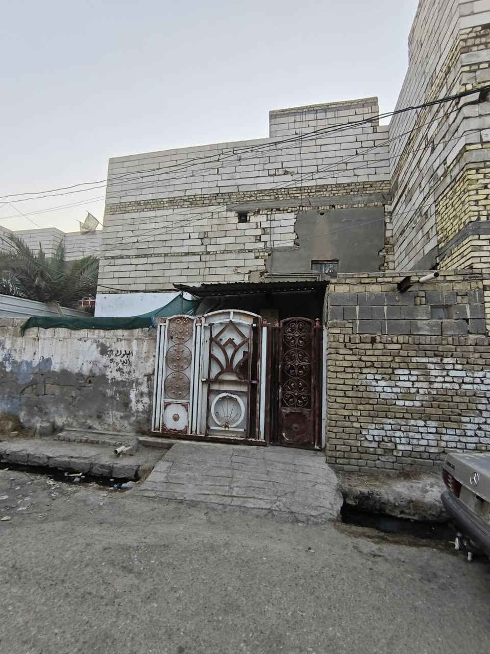 منزل للبيع قرب القطاع الصحي حي العمال طابقين يحتوي ٣غرف وصالتين ومطبخ كبير وطارمه وصحيات خارجيه وصحيات فوك مساحته ١٢٠ واجهته ١٠ متر *********** واتساب
