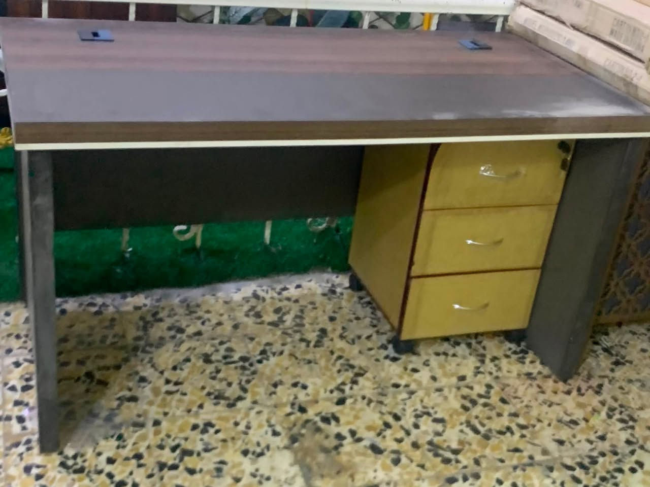 ميز مكتبي قياس 140 نوعيه جيده جدا تجي وتشوف بعينك كامل مع الملحق تريد منصوب او بكارتونه موجود السعر 160 الف استفسار ***********
