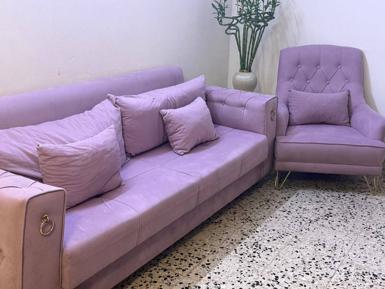 تخم قنفات للبيع 
✨ التخم أنيق ومرتب واستخدام قليل
✨ الطقم بحالة جيدة

⚠️ ملاحظة: رجل واحدة من القنفة الكبيرة مكسورة وتحتاج تبديل/إضافة رجل جديدة، والتصليح بسيط.

💰 بسعر مناسب جداً 
� للجادين فقط، التواصل على الواتساب:
***********

