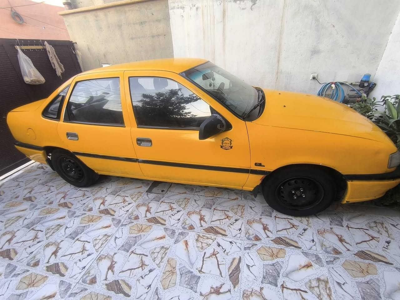 اوبل فيكترا 95
محرك20 لاصرف ولابخار 
كير عادي بل شرط 
سيارة نظيفه ومرتبه شرط التحويل والوكاله غرامات مصفرة كوبون بنزين كهربائيات كيجات كلهن شغالات مكان كركوك حي العسكري 
السعر 33 وبيها مجال 
***********

