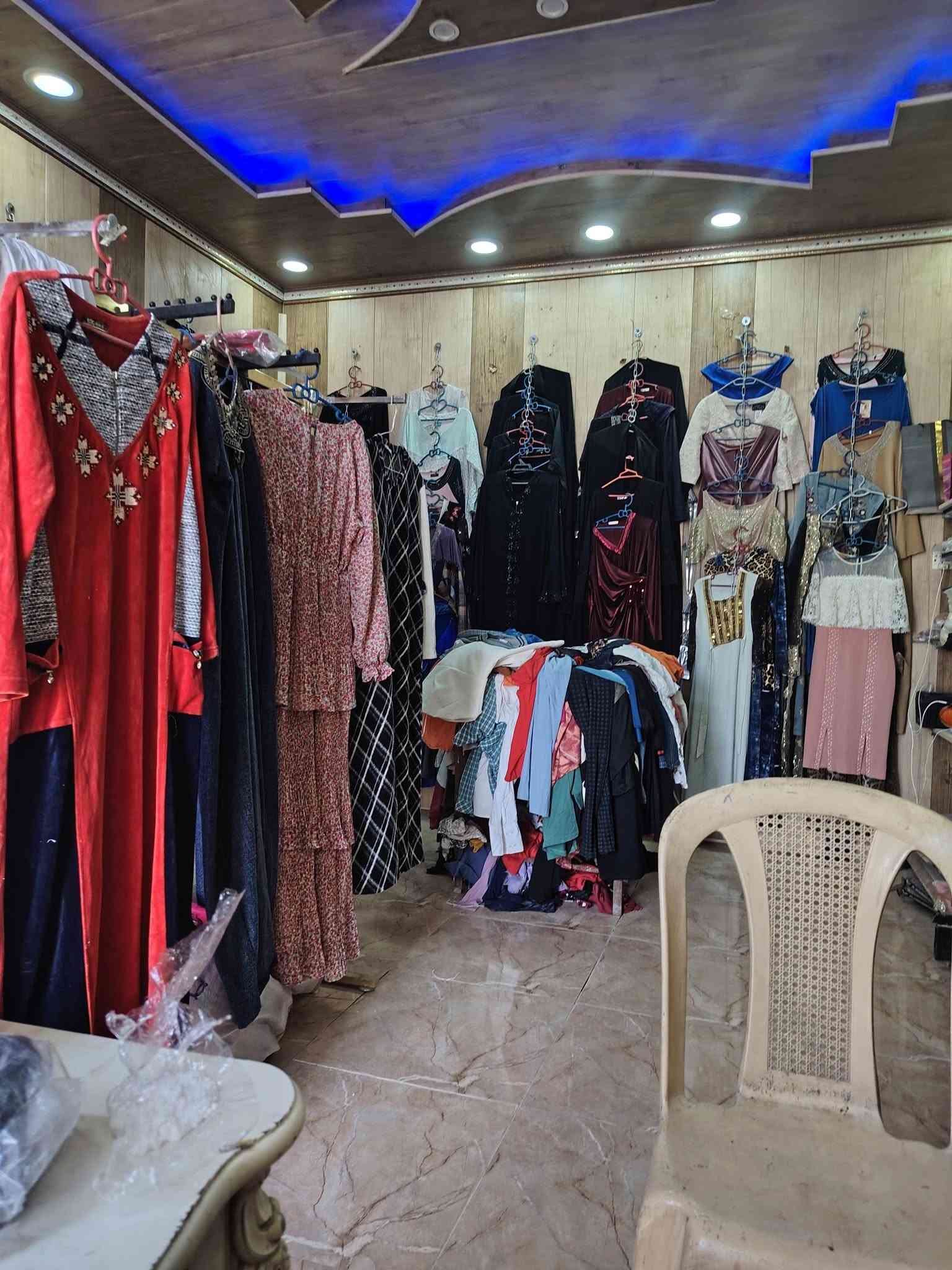 محل للبيع • ملابس نسائية • عطور وكوزمتك