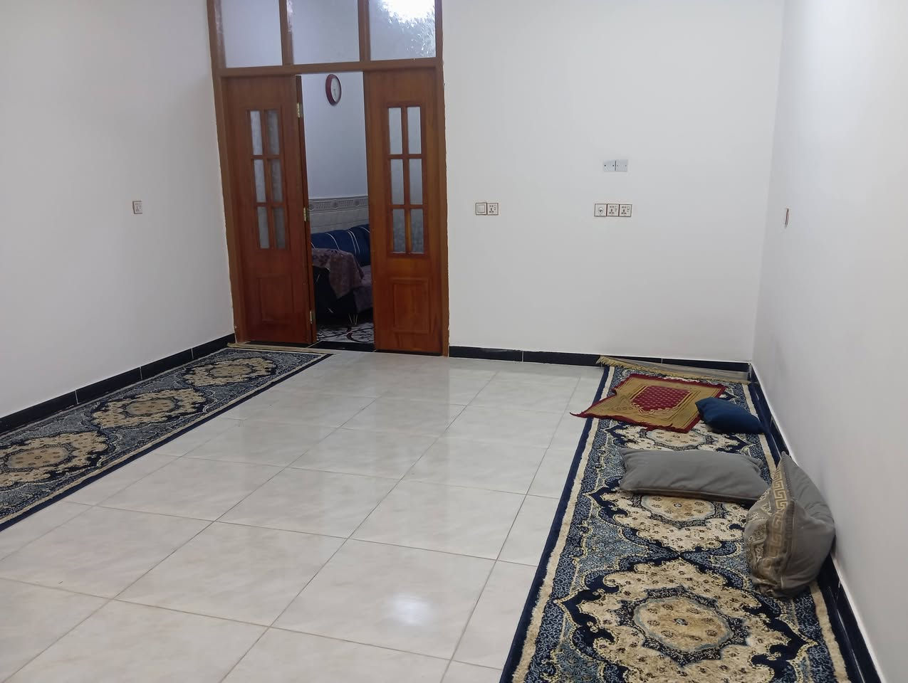 السلام عليكم.
بيت لبيع مساحة ،200م.
طابقين الطابق الثاني هكيل .
زين القوس شارع الكفاح. 
داخل فرع (ام البنين)
السعر ،140
لتواصل ***********
