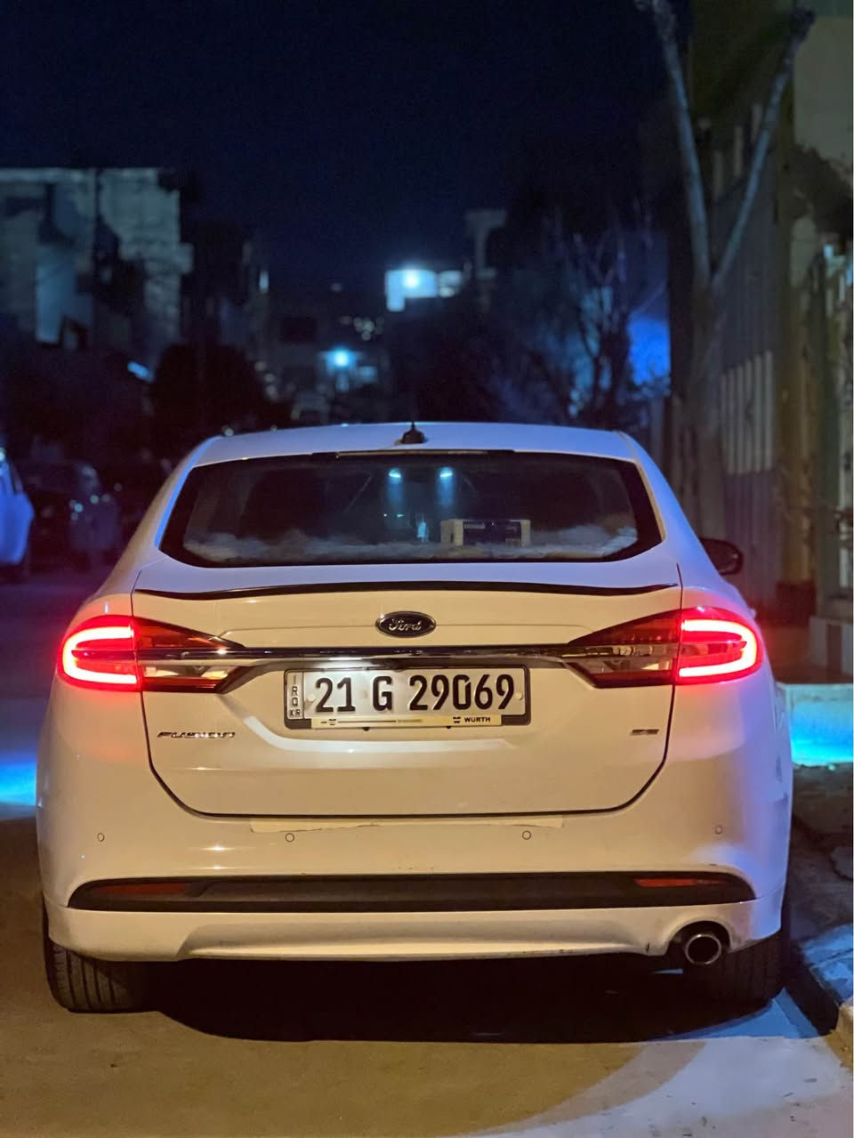 فۆڕد ڤیوژن ٢٠١٧ ئێسئی سپی ٨٨ مایل ڕۆیشتووە ناو ڕەش ٣ شاشە 

١ پارچە بۆیاخ و ٢ پەڵە سارد 

مەکینە ٢.٥ بەشەرت 
کارەبای بەشەرت 
گێڕ (تشفیت ) هاڤی هەیە 

سعر دەفتەرێک حسابی ١٠-١٥ گەڵا مەسروف لە سەیارەکە بکە ئەگەر گێڕ بگۆڕیت ئەگەر نەیگۆڕیت ٥ -٦ وەرەقە مەسروفی تیایە  

ماڵی خۆمە 

*********** السليمانية, العراق
