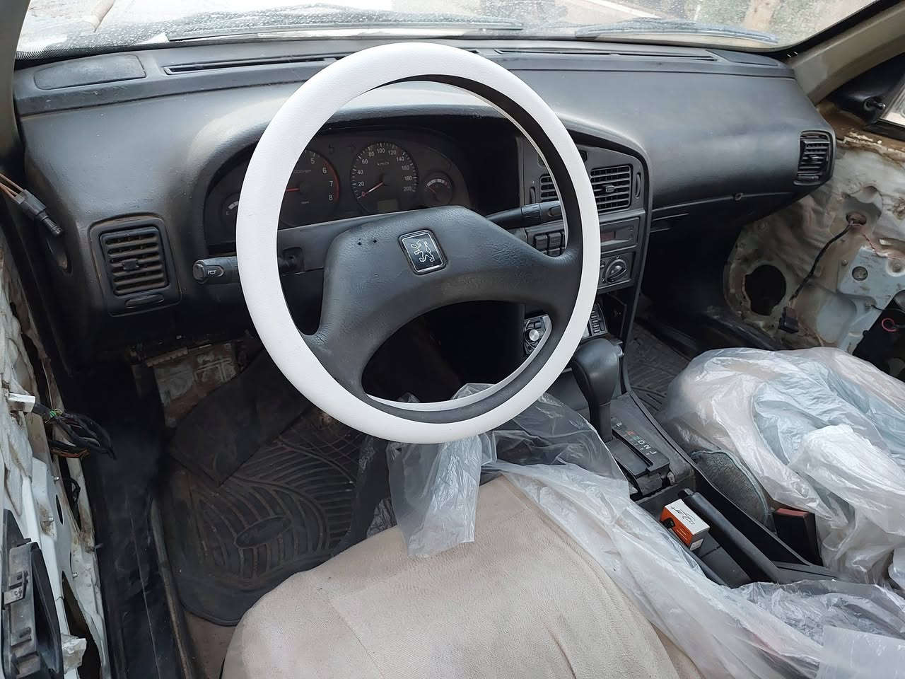 السسلام عليكم  للبيع  بيجو روى رقم بغداد  لون ابيض  كير محرك كورلة ٢٠٠٠  اقتصادية جدا  التواصل خاص  او واتسس ***********
