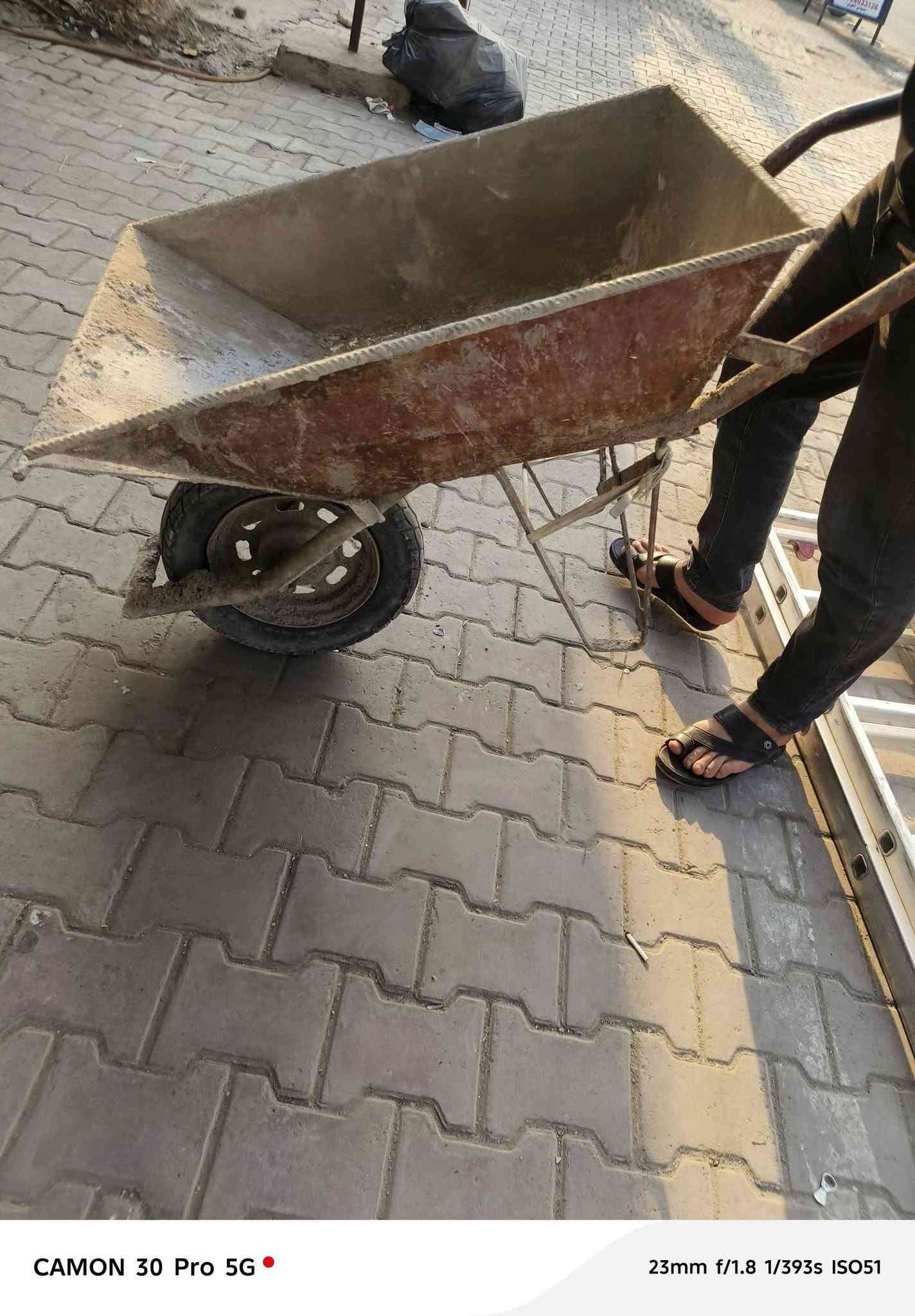 عرباين ٣   العربانه علا 40 لوحده الف حديد ثقيل سكلات ثنين هنه ودرباتهن كامله لوحده علا ٥٠        ودرج ٦مترات ينفتح وينسد ب١٠٠
***********زعفرانيه

نص مكتوب في الصور:
- CAMON 30 Pro 5G 23mm f/1.8 1/212s ISO50
- CAMON 30 Pro 5G 23mm f/1.8 1/191s ISO50
- CAMON 30 Pro 5G 23mm f/1.8 1/393s ISO51
