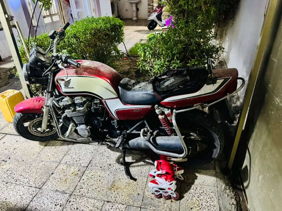 الدراجه متروكه متشتغل ابيعها كوم حديد
CB750cc
السعر:600 الف
كوم حديد اخوان لتجي تكلي شبيها مكاني رمادي 
موشراي لتخابر توصيل ماعندي متشتري لتخابر
هاتف: ***********
