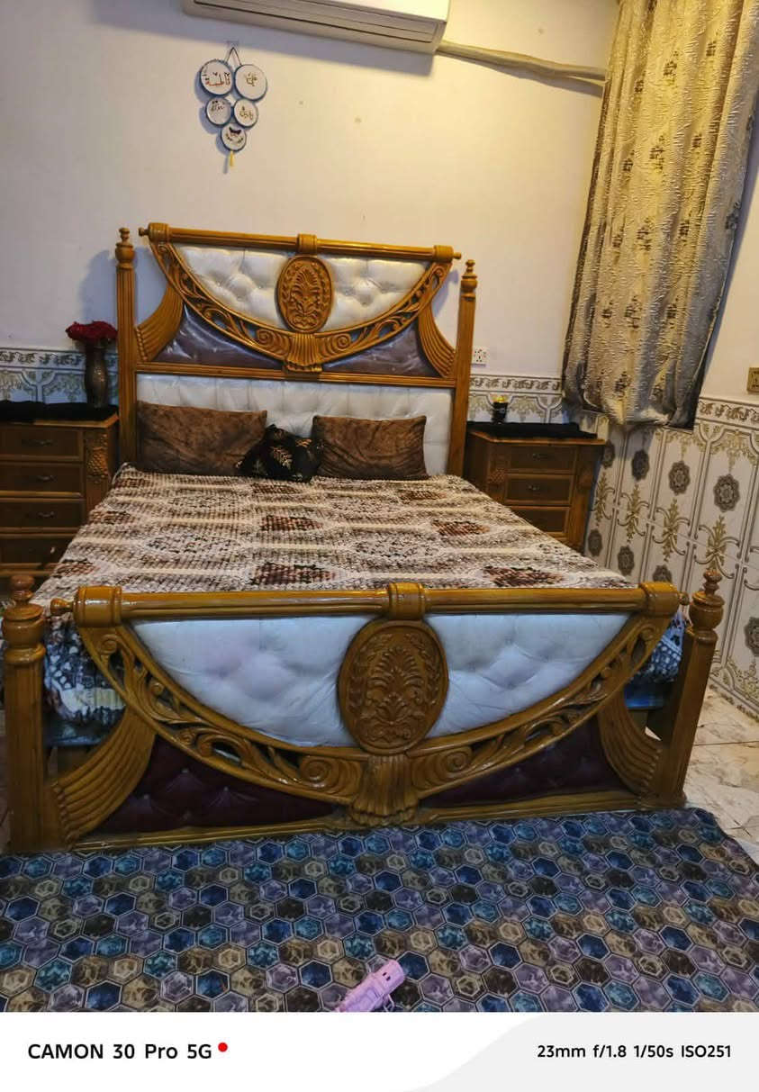 غرفة صاج عراقي 
نوع الخشب زان مصري ثقيل
الغرفة مسويها ب3ونص نظيفة 
أريدها ب2ونص 
***********
