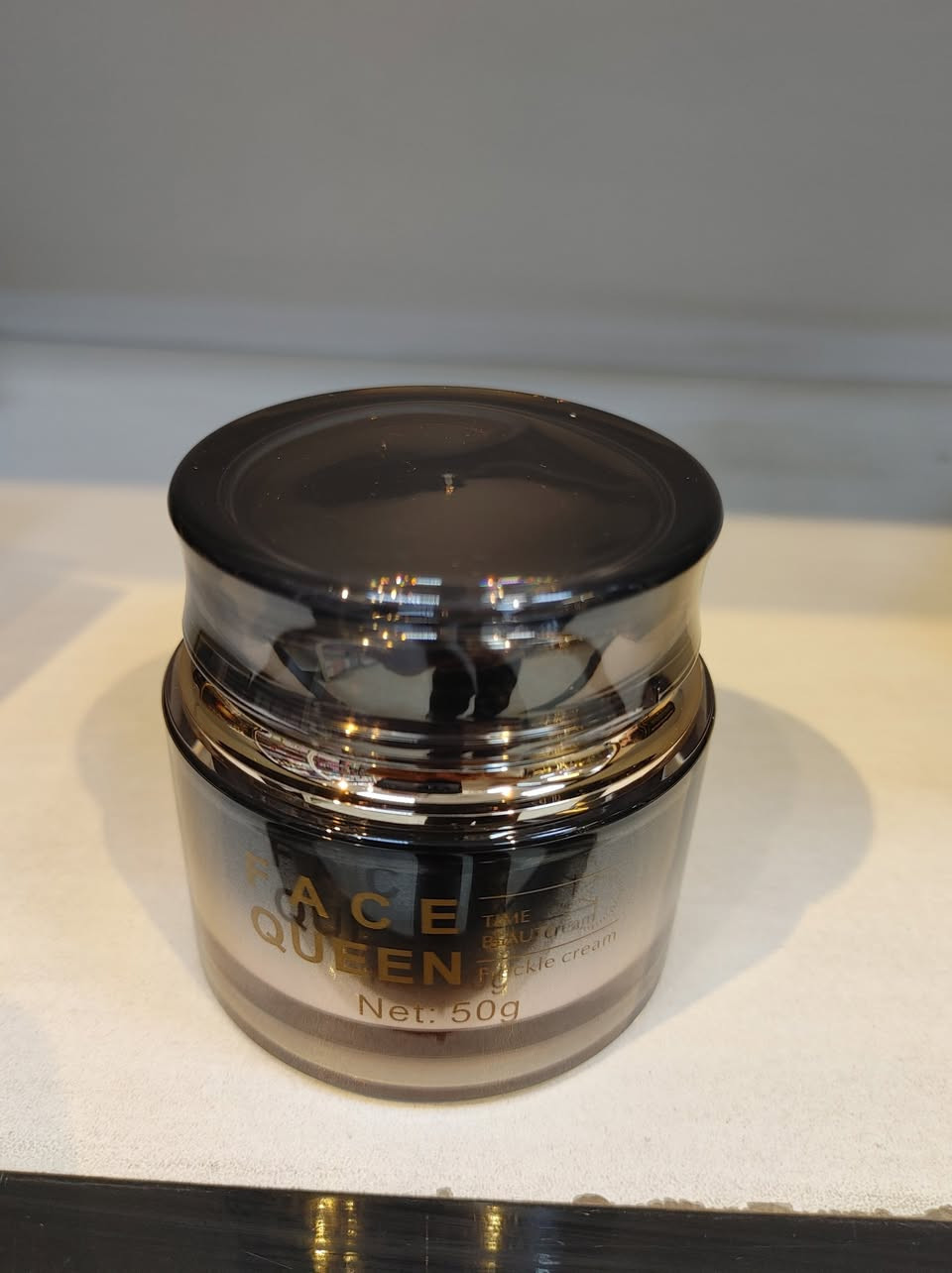 ✨ ودّعي النمش والبقع الداكنة للأبد! ✨

مع كريم فيس كوين (بديل المكياج) FACE QUEEN FRECKLE CREAM، بشرتك تتغير ١٨٠ درجة!

💎 شنو اللي يسويه؟
✔ يوحد لون البشرة وبيضيها من أول استخدام.
✔ يوقف تكوّن الميلانين (السبب الرئيسي للبقع).
✔ يعالج التصبغات والنمش بعمق.
✔ ترطيب فائق يخلي بشرتك ناعمة مثل الحرير.

🧪 مكوناته طبيعية وفعّالة!
مستخلص عرق السوس، الأربوتين، وزيت الجوجوبا – مزيج سحري من الطبيعة والتكنولوجيا.

📦 النتيجة: بشرة صافية، مشرقة، وشبابية.

⚠️ متوفر الآن! 

💰 السعر: [20 الف] والتوصيل مجاني لجميع المحافظات😍 
📲 للطلب:مراسلة الصفحةأو واتساب ***********.

🚚 توصيل سريع لجميع المحافظات والمناطق.
📍 اوركيد بيوتي – الفلوجة، شارع الكماليات، مجمع النوري، داخل القيصرية، قرب بيت عدنان.

#كريم_تفتيح_النمش #FACEQUEEN #بشرة_نضرة #تفتيح_البشرة #العناية_بالوجه #قبل_وبعد #skincare #freckles
