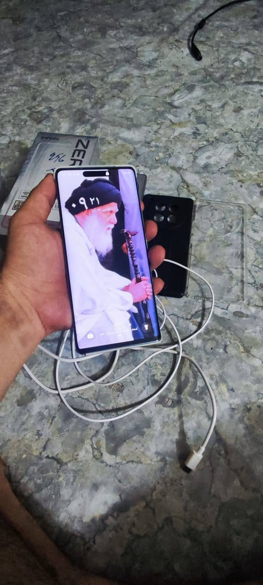 السلام عليكم جاهز انفنكس زيرو 40 فايف جي ذاكره 256 جهاز نضيف بل كارتونه غراضه كامله كارتونه وكفرات وشاحنه وسماعه نضافه 100 بل 100 مكاني بغداد كاظمية سعره 250 قفل رقمي ***********
