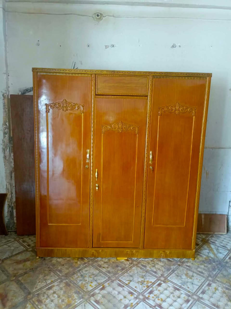 ميز مرايه 50 بوفيه تزكام جديده متر ونص 75 كنتور ابو 3 تزكام 175تخت جربايه نضيف يخبل 40 كربلاء ***********
