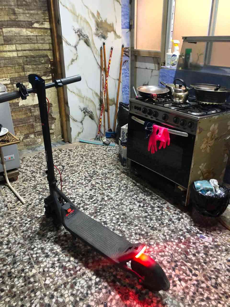 : Yadea (ياديا) الأصلي.
الموديل: S11LITE
 الضمان: السكوتر بعده داخل الضمان، وشركة ياديا عدها مراكز صيانة وفروع رسمية بكل مناطق بغداد يعني قطع غيار وصيانة متوفرة شوكت ما تحتاجه ورغبة السكوتر مكفولة.
 النظافة: بطاريه ليثيوم الشحنه الوحده 30 كيلو متر  وشاشة وإضاءة كلها شغالة 100% وبحالة ممتازة.
ملاحظة للأمانة وتبرئة الذمة:
السكوتر وكعت بيه أختي الصغيرة وصار كسر بسيط جداً بالبلاستيكة اللي لازمة الشاشة (مو بالشاشة نفسها، الشاشة شغالها وعال العال ومابيها أي شيء). الكسر طوله تقريباً 2 سم وموضح بأخر صورة ومؤثر على الشغل نهائياً.
الملحقات
يصل ويا [خوذه اصليه مع الشاحن الأصلي].
 السعر:  (300,00) تلثميت الف
 المكان: بغداد - المنصور
 التواصل: خاص، أو اتصل على الرقم ***********
الصور كلها واضحة وتوضح نظافة السكوتر والكسر المذكور

