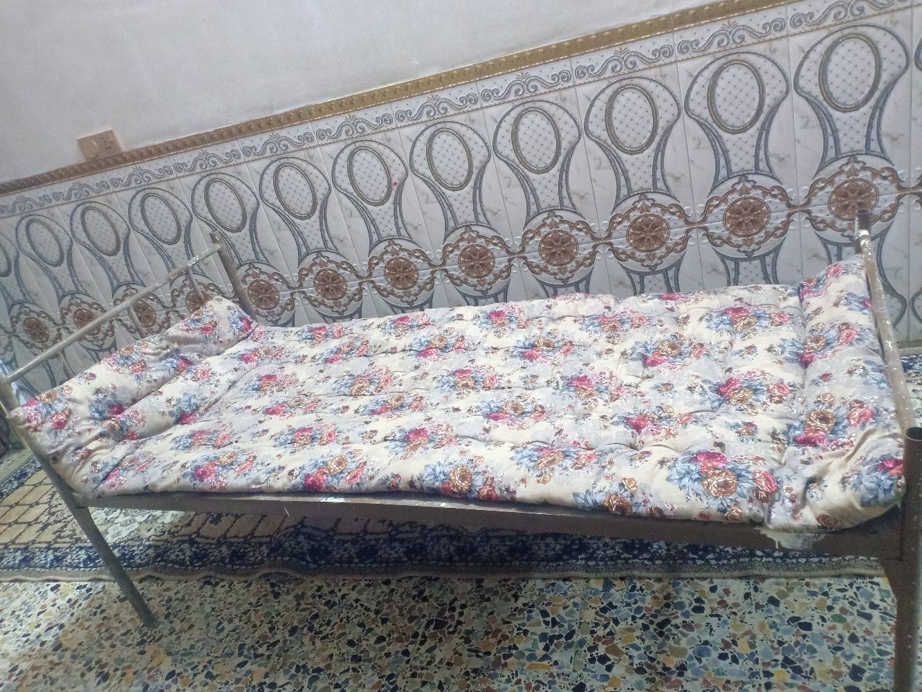 سرير حديد • حجم كبير • قوي ومتين