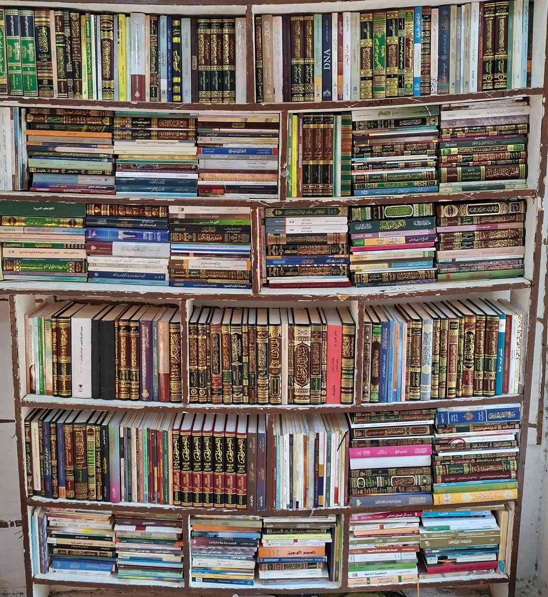 تصفية مكتبة،  تحتوي كتب على 1450 كتاب مجلد و700كتاب ورقي وحجم صغير ، فيها كتب الحديث النبوي والفقه واللغة والنحو والعقيدة و التفسير والتاريخ واصول الفقه والتصوف 
وعلم المنطق وكتب متنوعة ،مكتبة عبدالله علي مراد كركوك خان القلعة للطلب والاستفسار الاتصال على رقم ***********
