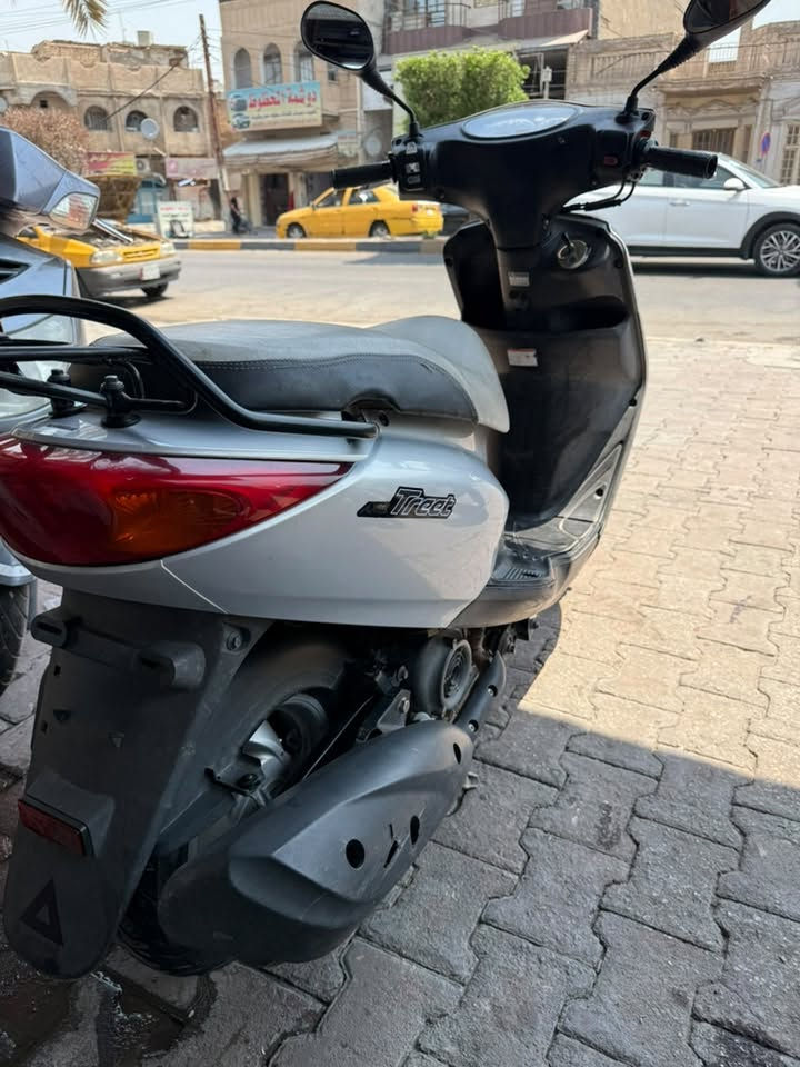 دراجه للبيع اكزز الدراجه نقص بيه بس جويتر الدراجه نضيفه من الكفرات و غيرها و جميع غراضه بلادية للبيع السعر  ٨٥٠ الف 
وبيه مجال بسيط لاتصال *********** بغداد  الكاظمية
