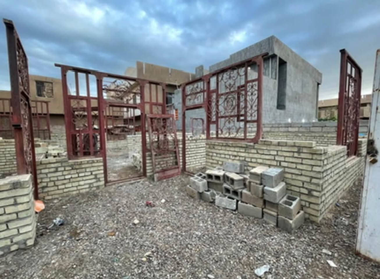 بيت هيكل للبيع الموقع حي العسكري وره مستشفى التركي مباشرتن المساحه١٨٠ الواجه ١٢ النزال١٥
الستفسار***********
بيت هيكل للبيع الموقع حي العسكري وره مستشفى التركي مباشرتن المساحه١٨٠ الواجه ١٢ النزال١٥
