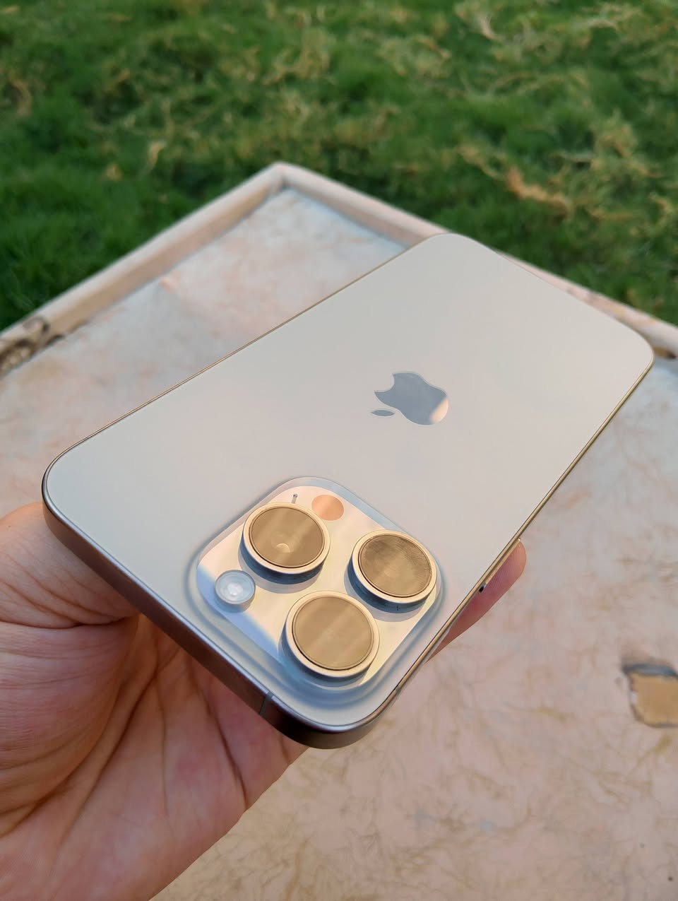 آيفون 15 برو ماكس (iPhone 15 Pro Max)
الذاكرة: 256 جيجابايت.

النسخة: شرق أوسط 

حالة الجهاز: بلادي 100%، غير مفتوح نهائياً، وما مبدل بيه أي قطعة 

نسبة البطارية: 87% 

السعر: 1,000,000 دينار عراقي بي مجال بسيط

المكان: بغداد
للتواصل: ***********
