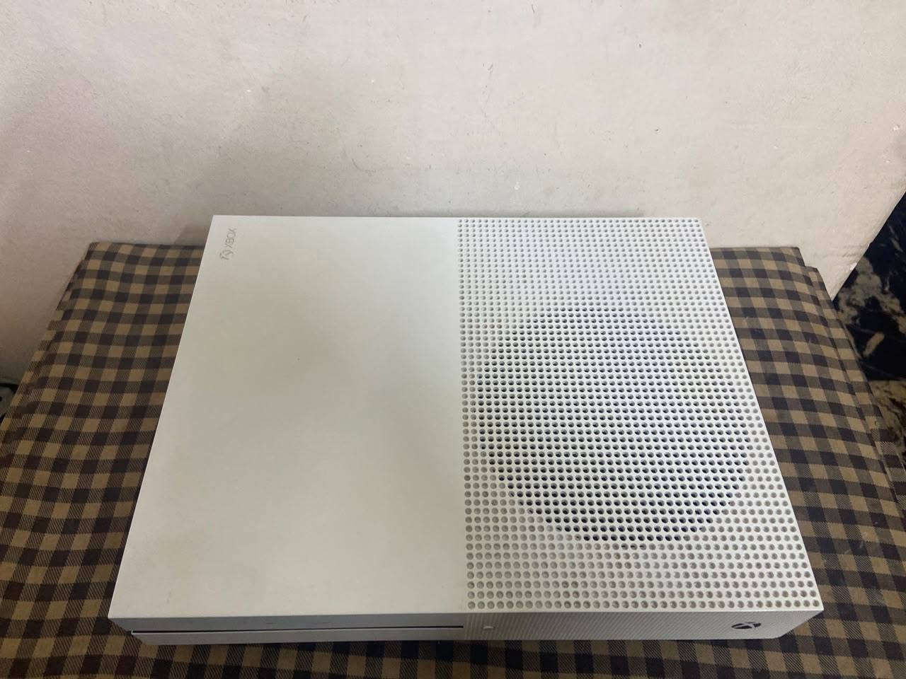 XBOX 1S
نص تيره جهاز نضيف بنسبه90%
السعر 160قفل مكاني بغداد 
تواصل ***********
