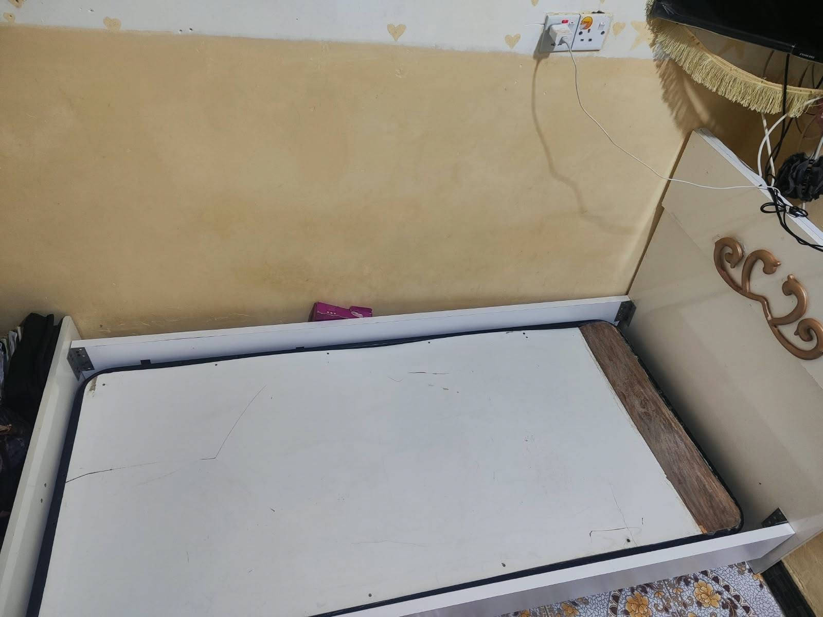 غرفه تركيه مالت شخص واحد حلوه ونضيفه وهاي محتوياتها السعر 150 الف عنوانها ناحيه الفرات /***********
