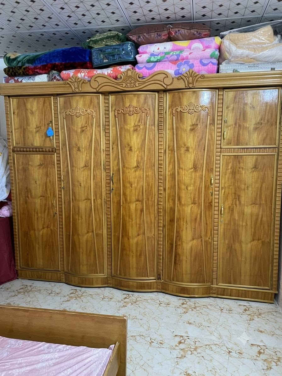 غرفه اخشاب نضيفه نجاره عراقيه مامستخدمه هواي السعر 550 وبيها مجال للتواصل ***********

