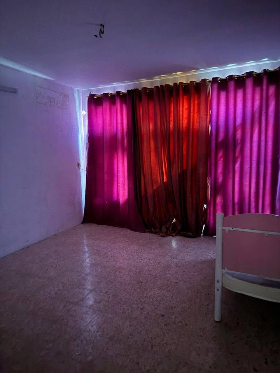 بيت للبيع الشعب شارع عدن قرب جامع الشروفي مساحه 80 طابو صرف ب 150 وبي مجال مراجعه ولستفسار ***********
