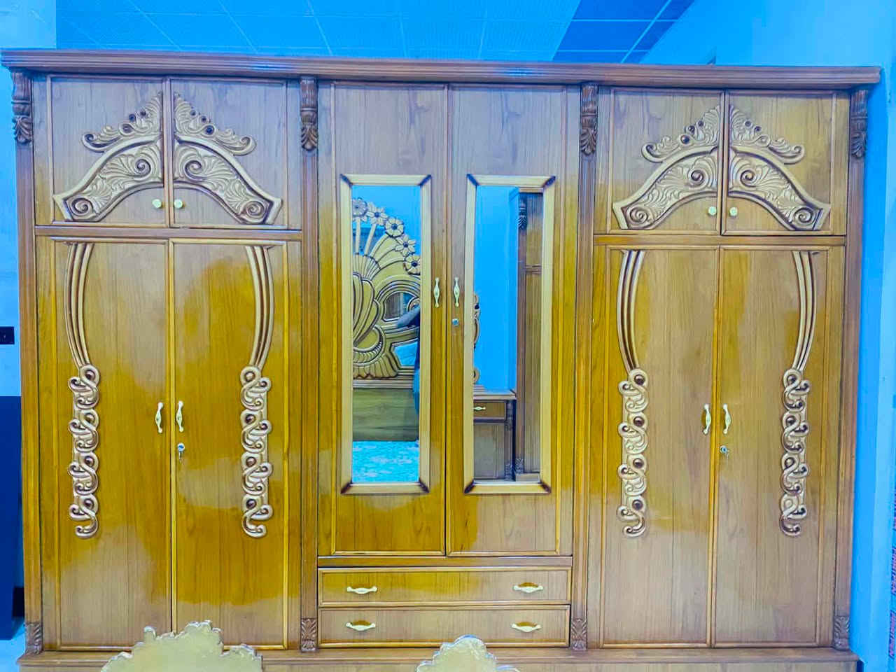 توجد غرفة نوم توج حطاطة خشب صاج عراقي نضافة فول متكونة من 5قطع السعر مليون وبيها مجال العنوان الرمانة الاستفسار علرقم ***********

