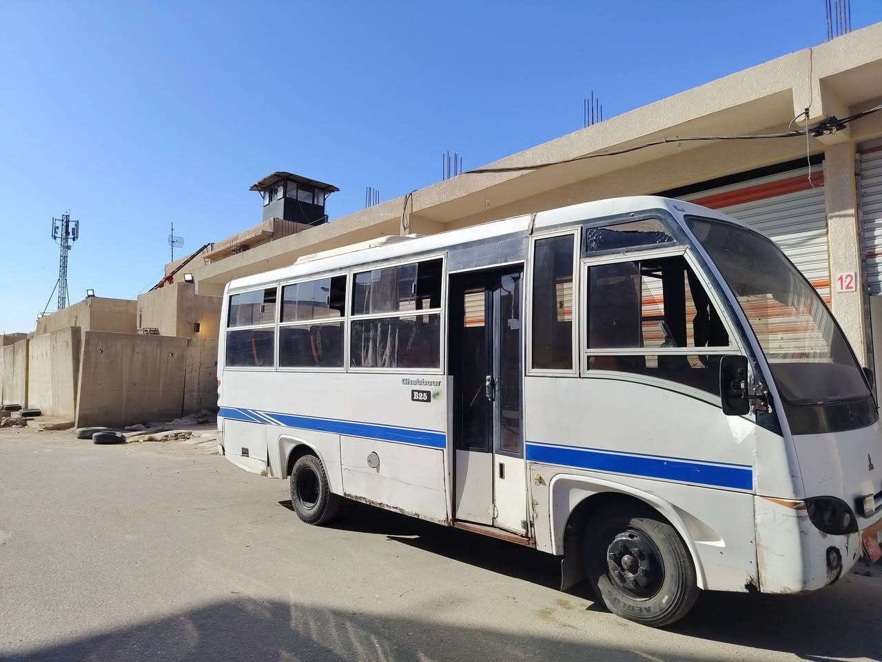 سلام عليكم باديه مستيبوشي للبيع او مراوس 28نفر سياره شغاله مكينه بيه صوت براص وكير واكسل نضاف كهربائيات شغاله سياره جاهزه وكبل لشارع سنويه عضم عاج منتهيه مكاني سماوه الاستفسار عل رقم ***********
