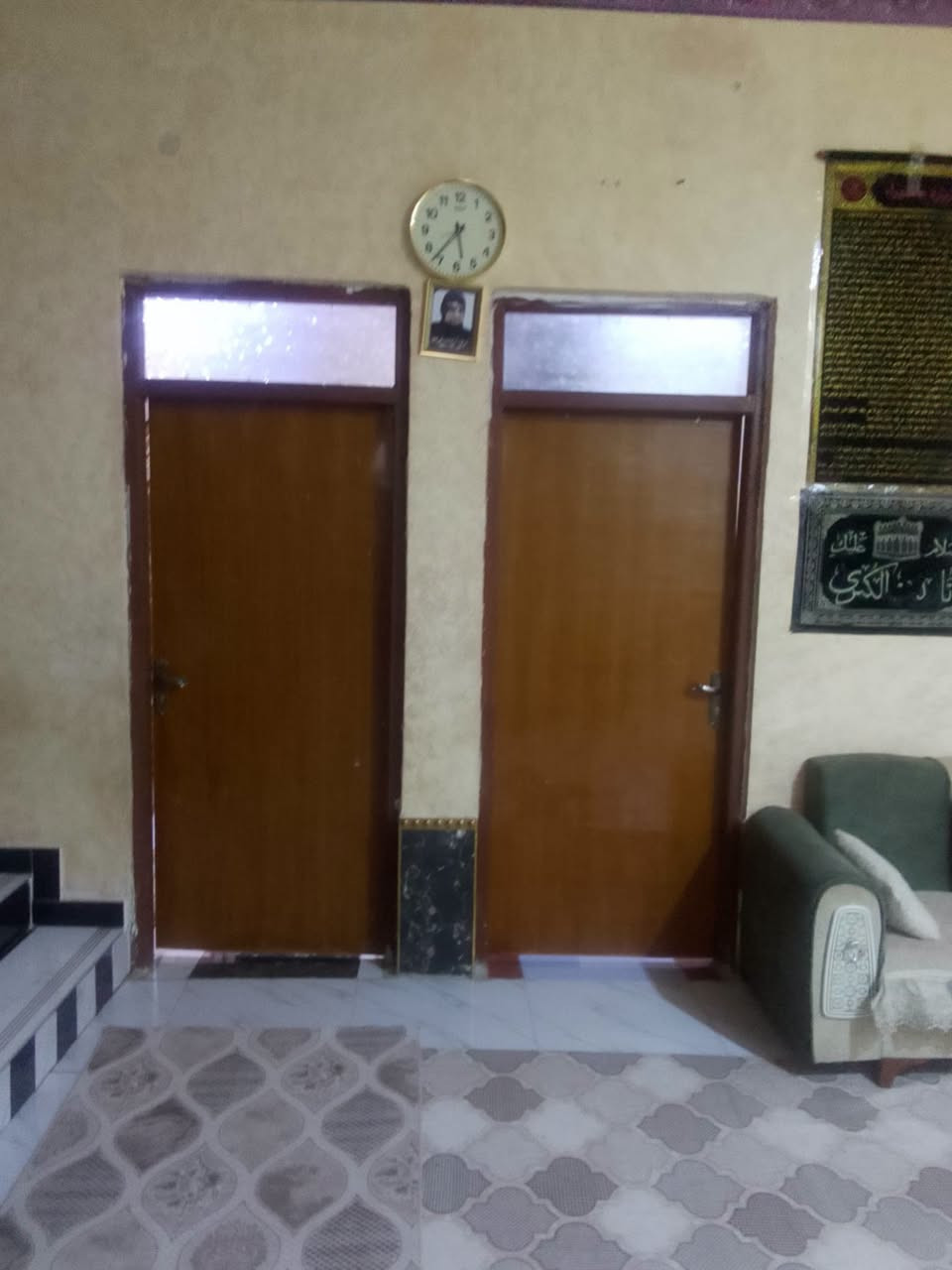 سلام عليكم. بيت للبيع مساحه 200م يتكون من طابقين طابق الاول غرفه عدد 2+مطبخ +ستقبال +صحيات طابق ثاني غرفه +صاله. كاملات +غرفه حد للشبابيك. حي الجوادين قرب سيطره ام العباس يبعد عن شارع العام 125 م للاستفسار. وتساب  ***********
