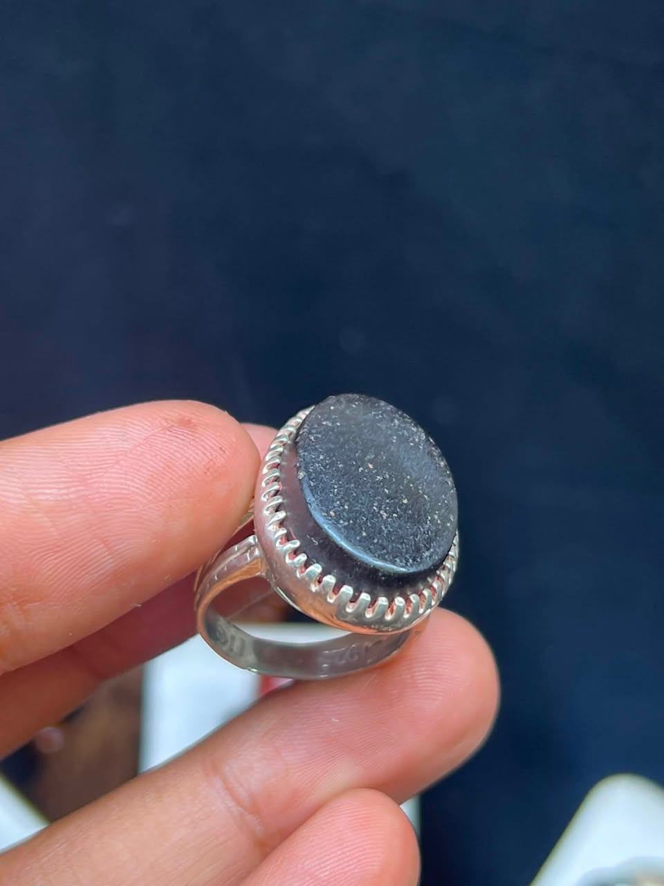 خاتم عقيق شفت العبد قديم 

صياغة يدوية

الشراي***********

المكان بغداد حي اور توصيل ماعندي
