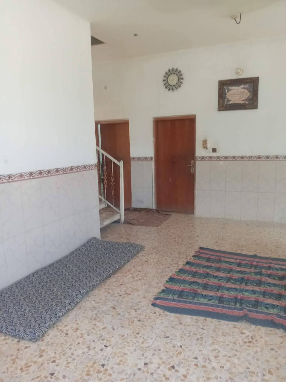 السلام عليكم .بيت للبيع طابو صرف .العنوان الحمزة الغربي حي الزهراء قرب مدرسه الوقف الشيعي قريب جدا من الولايه .موقع منتاز على شارع عرضه 10متر .كافه الخدمات ماء كهرباء مجاري .المساحه الكليه 272 م  بناء حديث وجديد  طابوق والسقف صب كونكريت. الواجهه 16 م والنزال 17 م. يتكون البيت من غرفتين نوم 
واستقبال وصاله ومطبخ حار 
وبارد وصيحات خارجيه وداخليه
ومناور.. البيت مامطلوب لا سلفه ولا قرض يعني تكدر تسحب عليه سلفه أو قرض اسكان  .السعر مناسب قياسا مع الاسعار.السعر 130 وبي مجال للشراي ...للاستفسار تفضل خاص او اتصل ب *********** بيه واتساب
