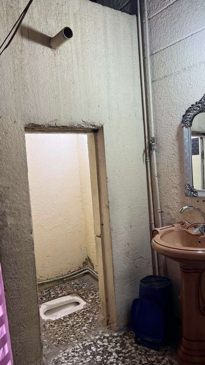 السلام عليكم  نصف قطعه للبيع  مدينه الصدر قطاع 27    على ساحه   لبيت عكاده نضيف كلش. ومرتب 
رقم الهاتف /***********/ اهلن وسهلا 🤎
