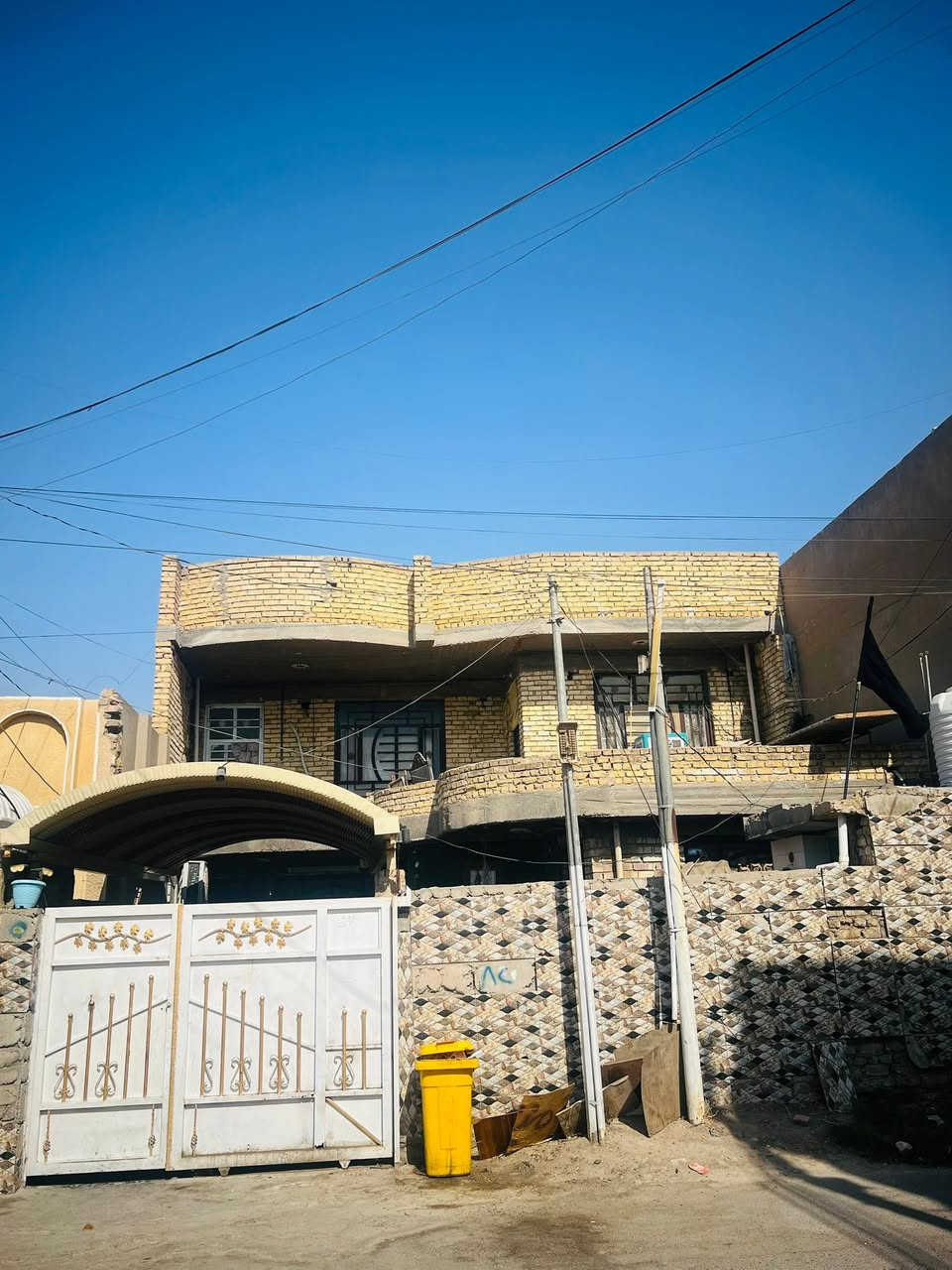 سلام عليكم بيت مساحة ٢٠٠ يحتوي علا غرف نوم ٥ وصحيات ٣ وكراج كبير  عنوان الحسنية قرب مجمع شهد مقابيل شارع العام اي ستفسار ***********
