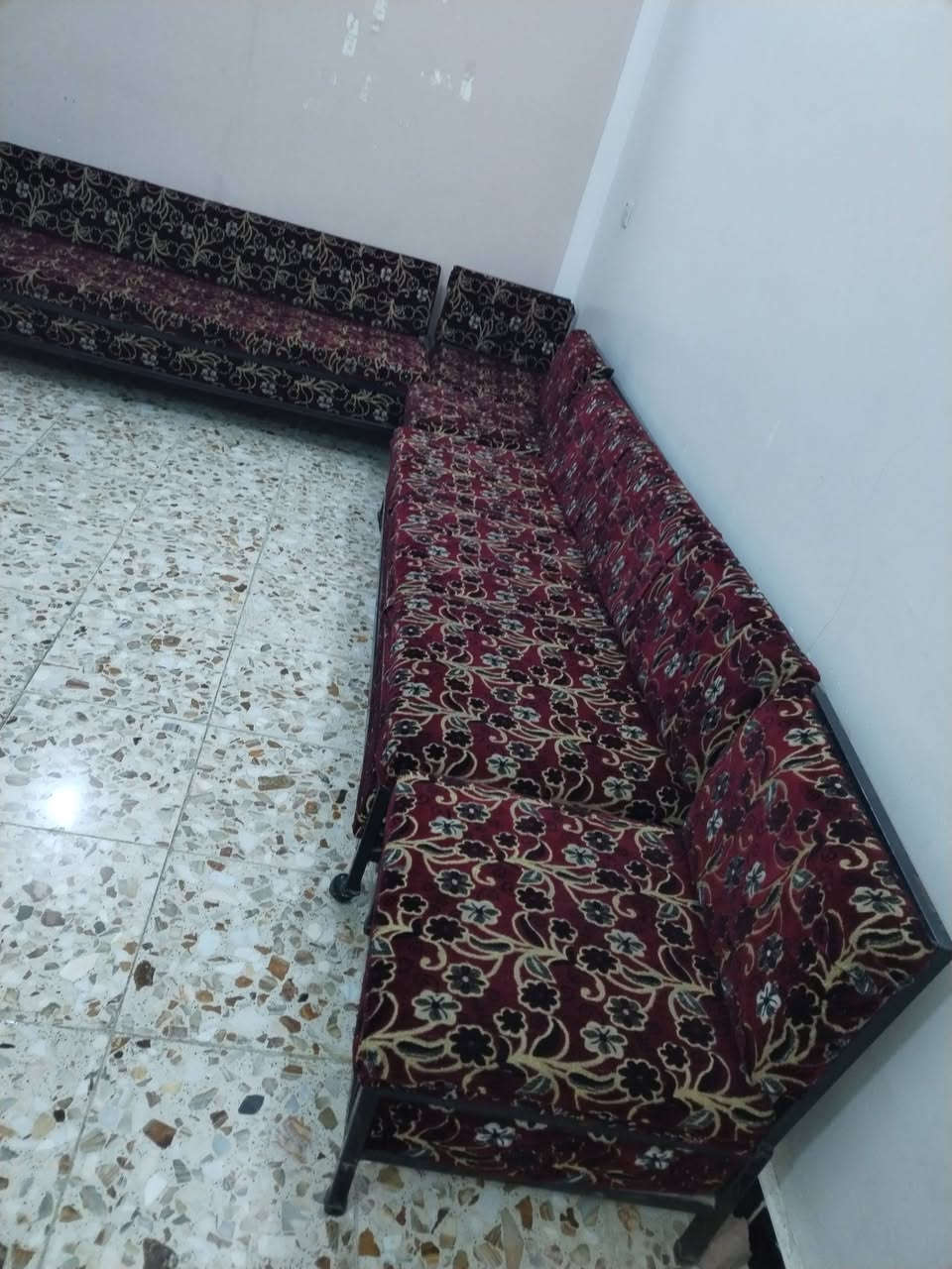 ديوان حديد نظيف عشر مقاعد سعره 150 للتواصل *********** بي واتساب
