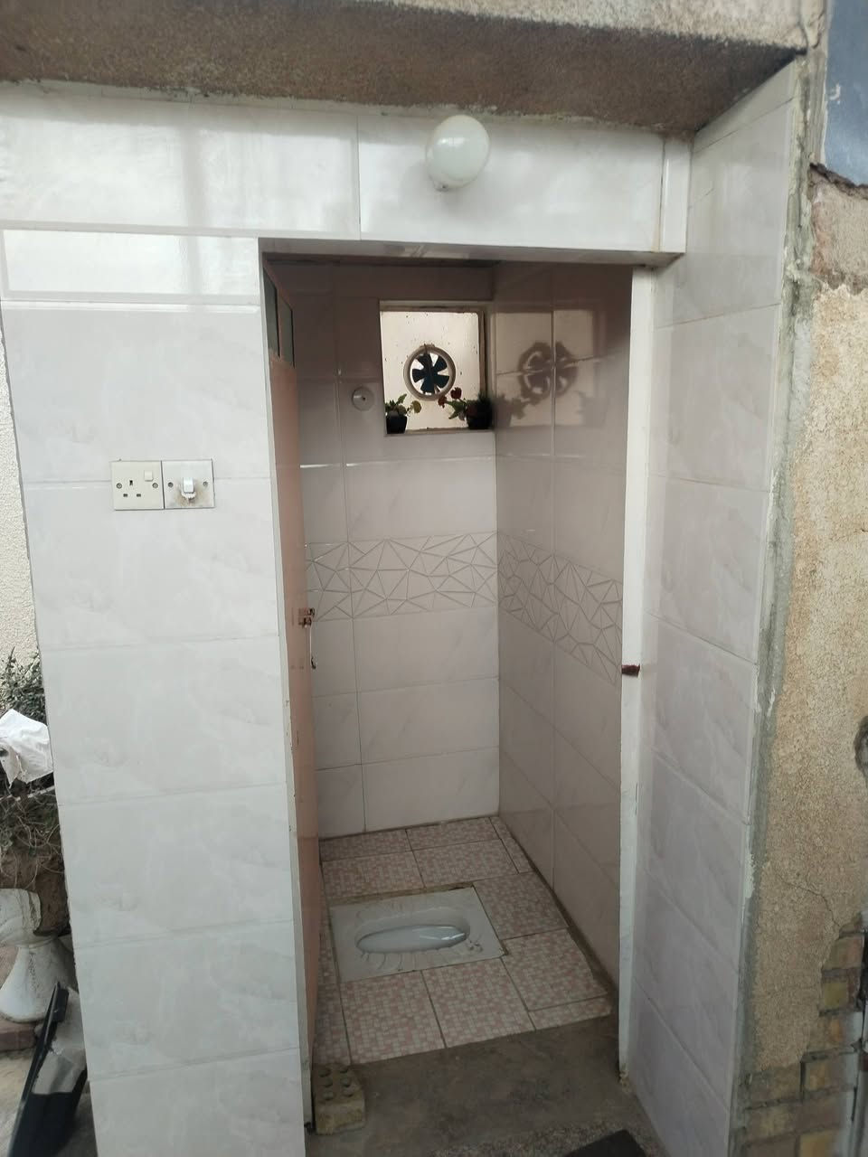 دار للبيع أو مراوس بأقل حسب القناعه طابو زراعي مساحه ٢٢٠ متر طابقين ركن يحتوي على ٣ غرف نوم ويحتوي على محل ٥ ×٤ وهول داخلي واستقبال ومطبخ متوفره كافة الخدمات وحتى الانترنيت باب البيت السعر ١٥٠ وقابل للتفاوض الهاتف *********** والخاص مفتوح والشراي يتصل ويدلل
