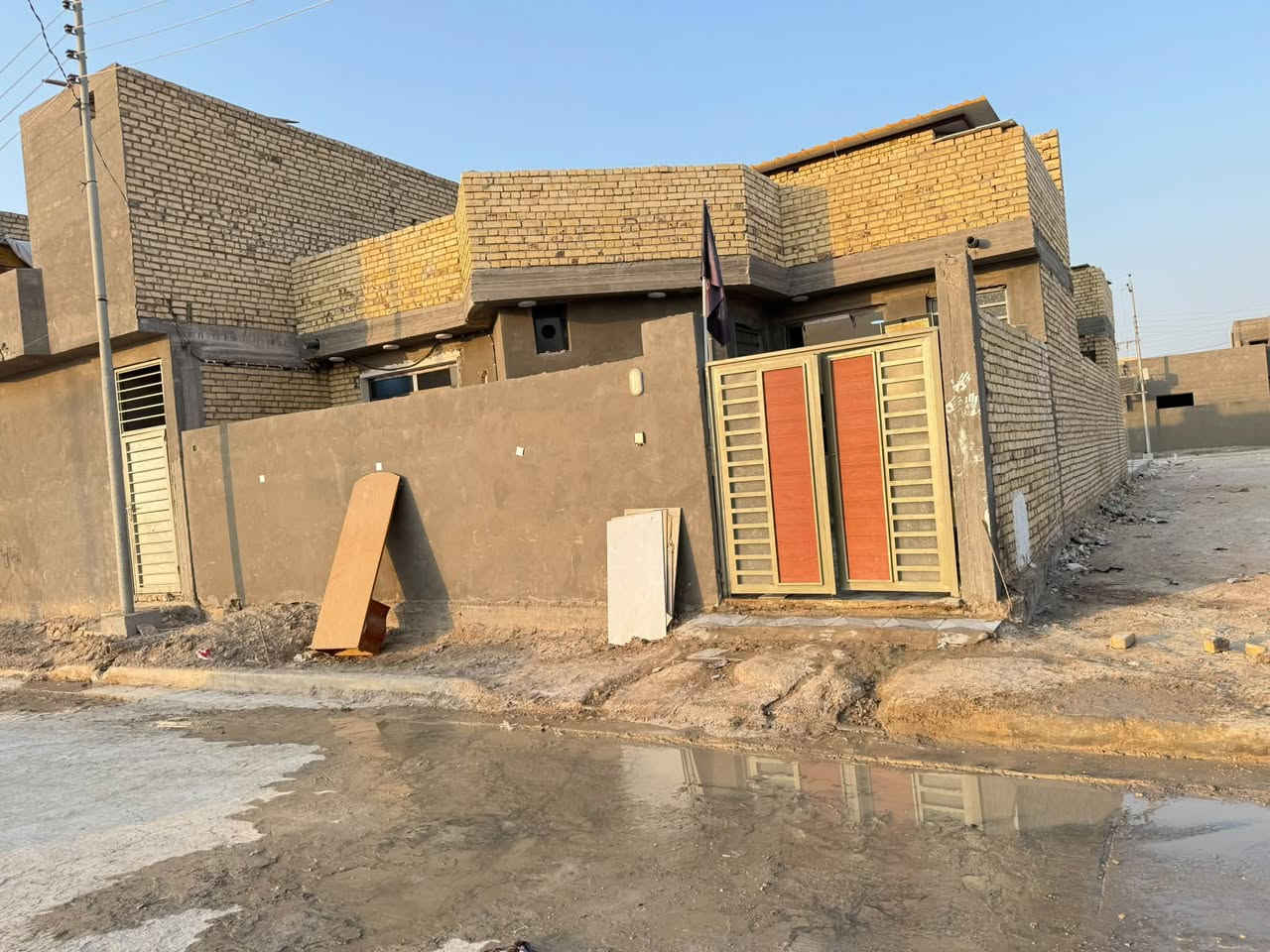 دار سكن للبيع مجمع البيادر طابو صرف بسعر مناسب 

مساحه ٢٠٠ متر 

غرفتين وصاله واستقبال ومطبخ وصحيات 

البيت حر غير مطلوب اي قرض. 

‭***********
