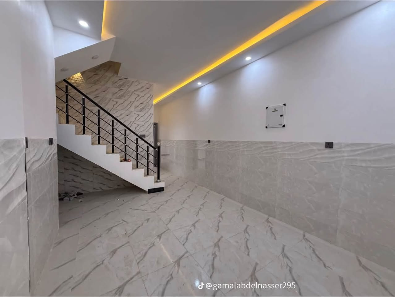 🏡🔥 دار للبيع بسعر لقطة | فرصة ذهبية للسكن والاستثمار 🔥🏡
دار مميز للبيع في حي تعليم – جمعية غرفة التجارة 📍
📐 المساحة: 120 م²
🏢 طابقين
🛏️ 4 غرف نوم
🛋️ هولين
🏠 استقبال
🚿 صحيات داخلية وخارجية
💎 الدار زيرو فول ومواصفات راقية جداً
▪️يحتوي ع منضومت كامرات وا انترنيت وا تبريد مركزي 
▪️ بورسلين
▪️ سيراميك
▪️ جبسون بورد
▪️ تشطيبات مرتبة وفخمة
▪️ماء وكهرباء درجه أولئ
⚠️التبليط وصل داخل الفرع قيد الانشاء 
💰 السعر: 86 مليون فقط
🔥 السعر جوا السوك 
📞 للاستفسار والتفاصيل:
***********  يحتوي ع واتساب
