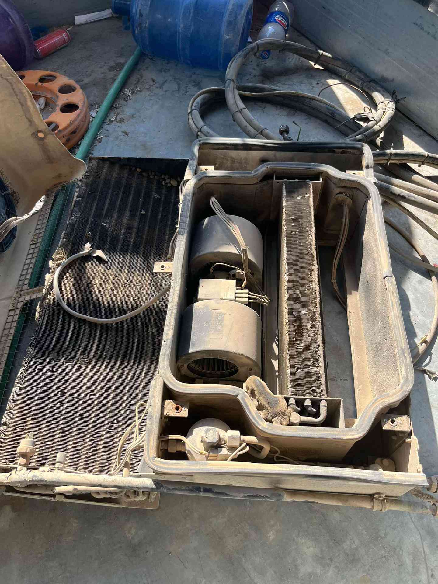 خدمات ابو حيدر للتبريد التاجي حي الصناعي 

نص مكتوب في الصور:
- *********** تبريد اسعاف للبيع
- تبريد اسعاف للبيع
