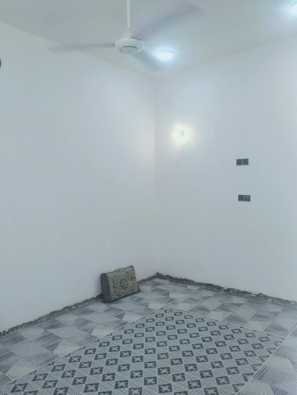 بيت للبيع زراعي سند 25 مشمول بلتطويب معامله كامله مساحه 100 5×20  غرفه نوم + صاله + مطبخ + براني  البيت شغل درجه اولى فقط نقص الارضيه عنوانه التقيه الثالثه داخل مجمع الروان  كامله خدمات كهرباء + موالده + انترنيب ضوىي + تبليط ***********
