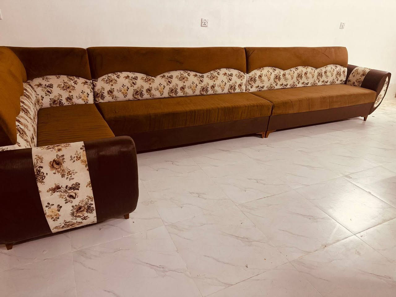 ديوان نضيف بدون عيب عنوان اربيل يوجد توصيل داخل اربيل وموصل ***********واتساب
