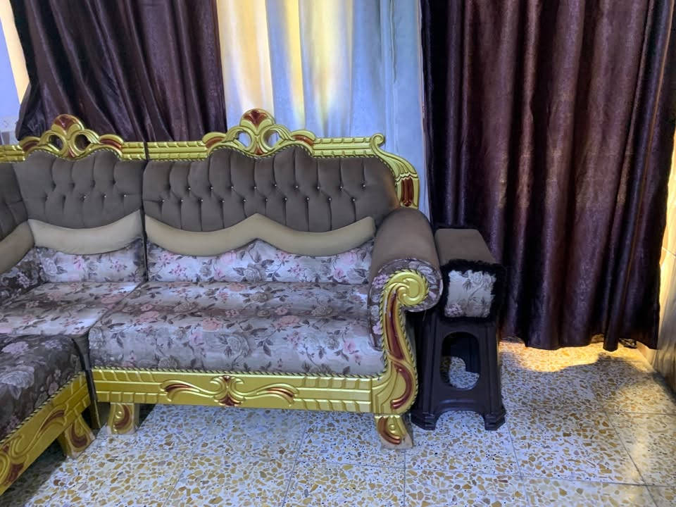 السلام عليكم،
تخم تفصال خاص، الخشب والنجارة متينة وقوية جداً، والقماش نظيف وغير مستهلك

 الحالة: ممتاز ونظيف، يوجد فقط تقشر بسيط جداً بالصبغ بالأماكن السفلية  بكل أمانة .

 السعر: 550 ألف دينار (وقابل للتفاوض البسيط للجادين فقط).

 الموقع: بغداد - الشعلة.

 

الرقم *********** موجود واتساب ورصيد
