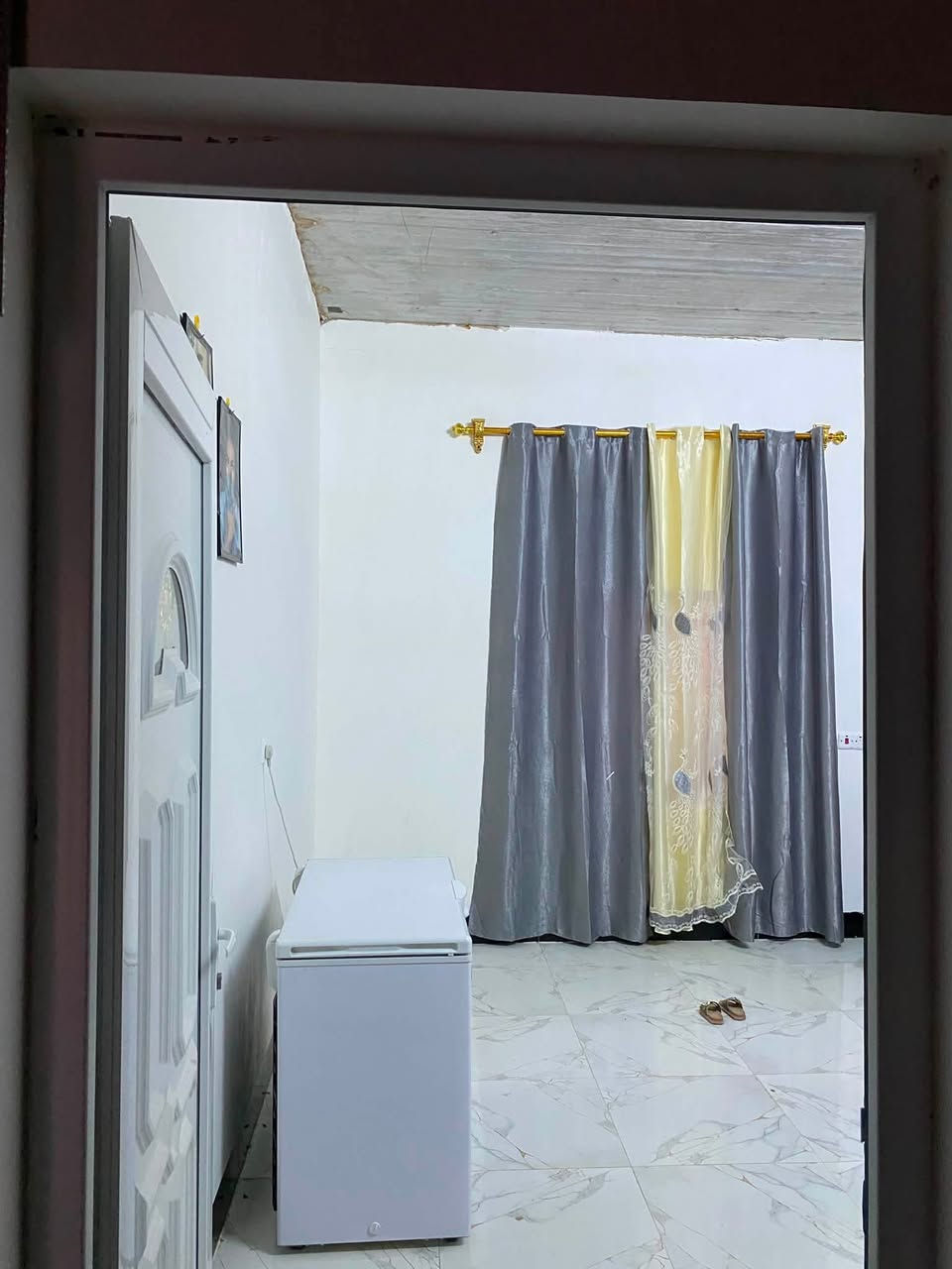 سلام عليكم..بيت للبيع المساحه الكليه 250 متر
الواجه.10 نزال 25
المكان منطقه أبو سطام قرب سيطره لاقواس 
البيت يتكون من غرف عدد 2
صاله مع حمام ..ألي يريد يكمل الديوانية والمطبخ بس تبنه وتكمل . ماء . كهرباء كلشي كامل ..***********
