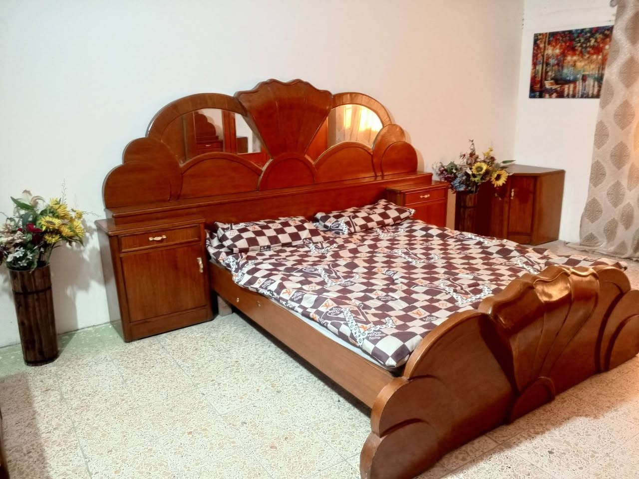 السلام عليكم غرفه نوم صاج عراقي جديده تكمه 6بوب وملحق مع دوشك ولوحه ومزهريات هديه سعرهه مليون وربع وبيهه مجال مكاني السيديه ما ممتواجد ع فيس وعندي واتساب ***********

