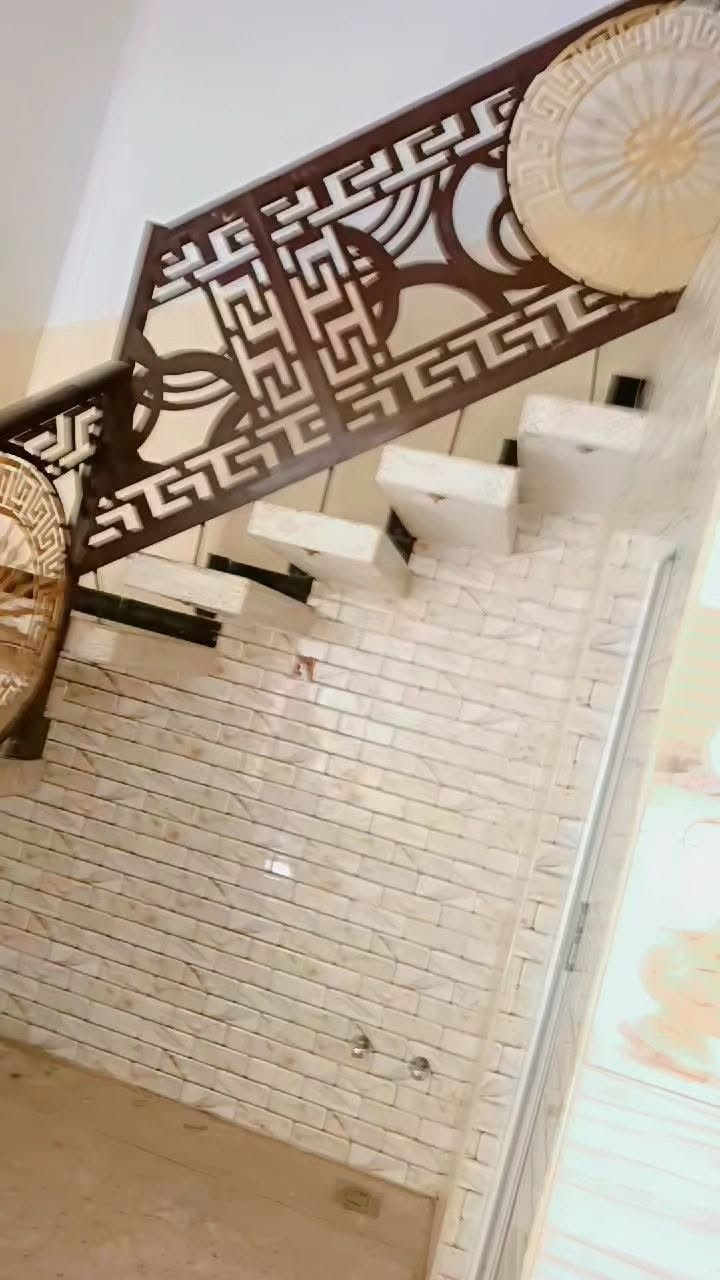 السلام عليكم دار للبيع ١٠٠ متر ٥٠ مبنى طابقين و٥٠ قطعه بصفه ب النجف الاشرف البراكيه بي فرعين فرع من جهت شارع المطار القديم وفرع من جهت شارع المعمل قرب مدرسة علي الرماحي يتكون من غرفتين وصالتين ٣تخاريج وحمامات اخليه سقوف ثانويه ارضيه الطابق الأول كاشي والطابق الثانيه بورسلين الصاله والمطبخ سيراميك اساس وسقف كونكريت  كاونتر وسخان وتانكي هديه مع البيت مي واصل بي وكهرباء واصله والمولده واصله بس ربط مرقم بلديه واسوي إقرار السعر ٢٢ وبي مجال واني صاحب البيت وهذا رقمي ***********
