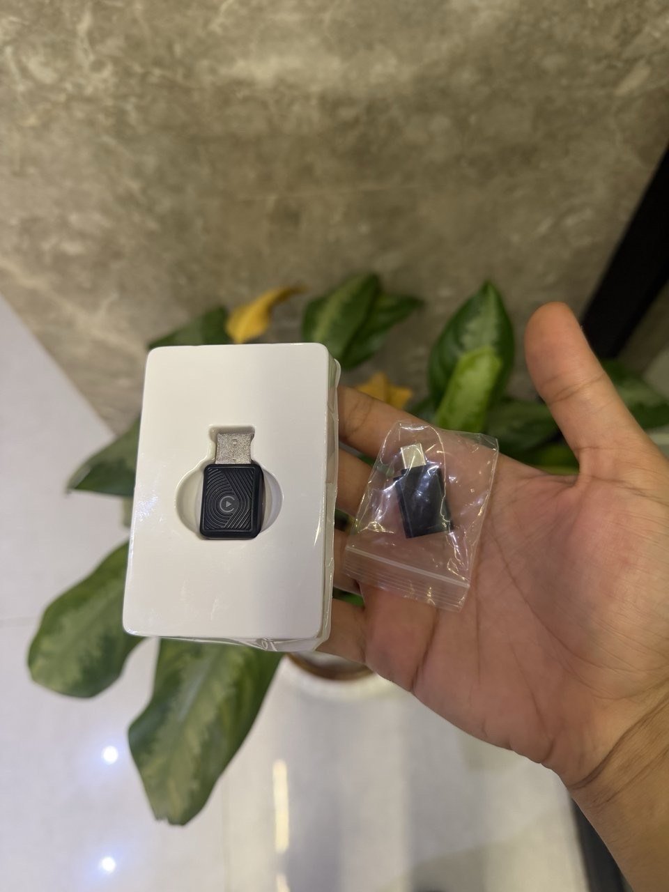 مميزات:

. محوّل MINI اللاسلكي CarPlay & Android Auto

• يحوّل CarPlay وAndroid Auto إلى اتصال لاسلكي بدون الحاجة لتوصيل الهاتف بالسلك كل مرة.

• يدعم Apple CarPlay وAndroid Auto للتوافق مع أجهزة الآيفون والأندرويد.

• اتصال سريع ومستقر للاستخدام اليومي أثناء القيادة.

• استمتع بالموسيقى، المكالمات، الخرائط والتطبيقات من شاشة السيارة بسهولة.

• تشغيل تلقائي وسهل بعد الإعداد الأولي.

• حجم MINI صغير جداً وما ياخذ مساحة داخل السيارة.

• يُوصل مباشرة بمنفذ USB في السيارة، ومعه محوّل حسب نوع المنفذ.

• تصميم بسيط وأنيق ومناسب للاستخدام داخل السياره