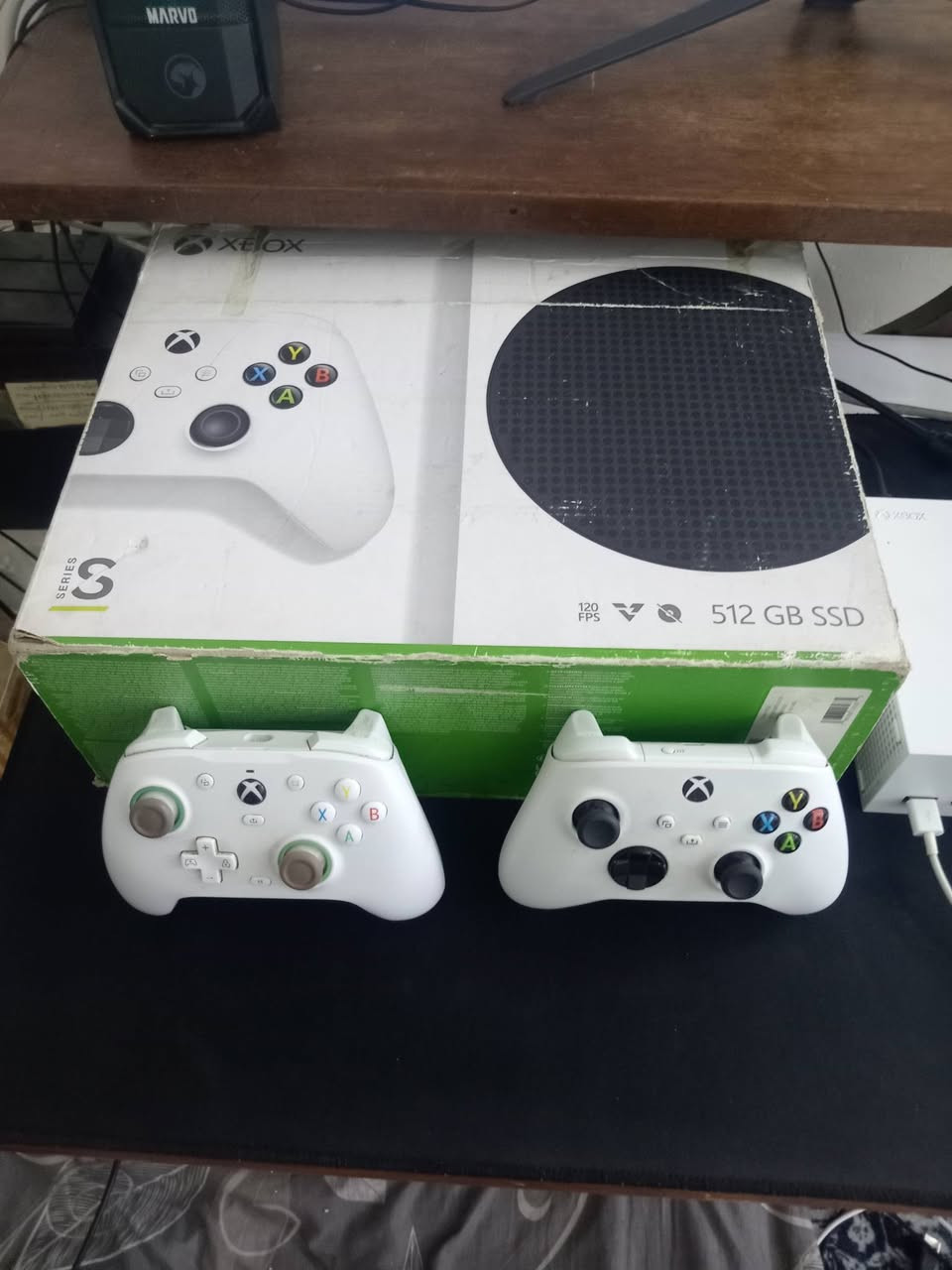 جهاز x box سيريس اس نظيف جدا اصدار 2023 مع جويستكات 2 الاصلية + احترافية مع شاشة كيمنك نوع game one المعروفة مع سماعات مكبرات عدد 2 ضوئية مع حساب كيم باس شهرين كلها بسعر 500 الف وللتواصل على الواتساب ***********

