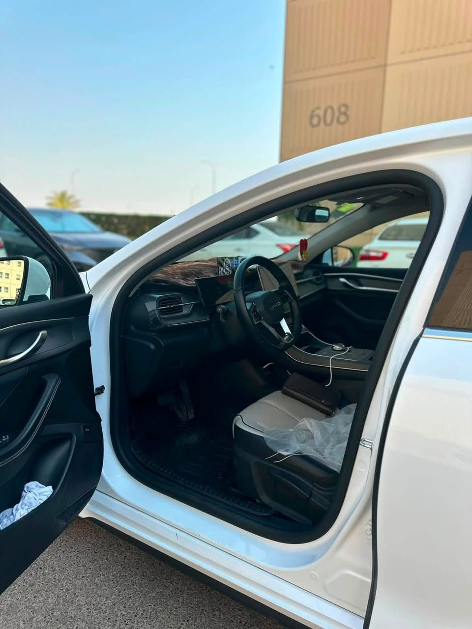 BYD دستروير 
معروفة مواصفاتها سيارة نظيفة ولطيفة وحبابة
بيها تصليح بسيط بالدعامية فقط 
ماشيه ٢٤ 
السعر ١٨،٧٥٠ 
*********** 
المكان بسماية
