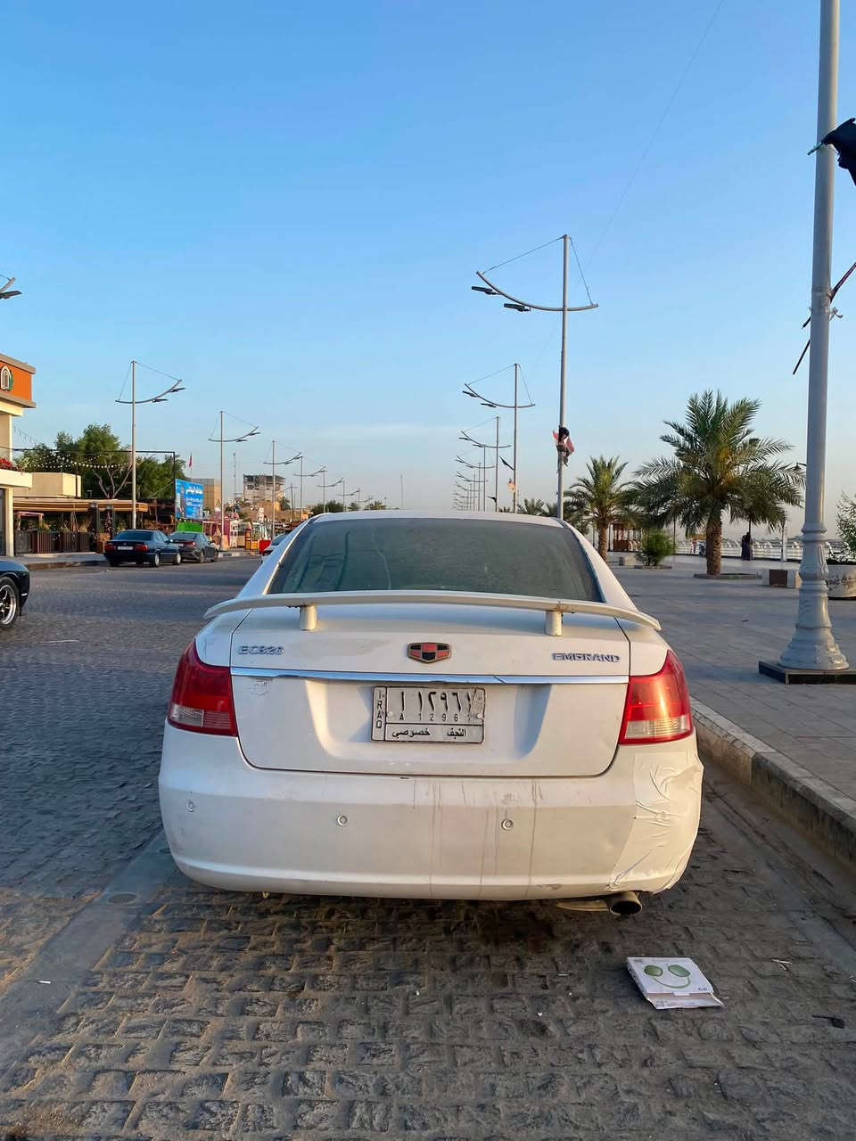 جيلي Emgrand EC8 موديل 2013
السنوية: نافذا

السيارة باسم ولد من ديوانيةوالتحويل ثاني يوم مباشرة.

المحرك: ميتسوبيشي (Mitsubishi) بحجم 1800 متصرف بنزين

خزان الوقود 70 لتر تقريبا وتتقبل بنزين العادي

ناقل الحركة (الكير): أوتوماتيك مع نظام سبورت (Sport Mode) للتحكم اليدوي.

سستم سماعات: نظام صوتي متكامل  توزيع محيطي (أمامي وخلفي وسماعة خلفية عميقة والتحكم بالصوت من الشاشة)

الشاشة: شاشة أندرويد نوعية راقية + كاميرا خلفية + حساسات خلفية.

الكشنات جلد بلاد مغلفة بالكامل بحافظات كشنات 

السقف: فتحة سقف 

التبريد قطعتين (أمامي وخلفي) 

الواقيات الشمسية حجم كبير

التحكم: جامات كهرباء (درجتين) + قفل مركزي وأمان للأطفال + مري كهرباء مع إشارات وشطف يدوي.

التنبيهات: تنبيه مسافة (حساسات للخلف) + تنبيه حزام الأمان( للسائق) + تنبيه السرعة حسب طبيعة الشارع+ تنبيه الأبواب + تنبيه نظام سرقة

كل الأزرار والدكم شغالة، صندوق واسع 500 لتر، بردة خلفية، تكايات وسطية. لامام والخلف وبها حاملات اكواب وجيوب خزنة متنوعة وذكية بنظام الضغط ( السبرنك) تفتح وتغلق + سبير بالصندوق 

السعرالمطلوب 53 

 🚨🚨 عليهة غرامة 400 الف طيح من سعرها 

مكاني البصرة الجبيلة شارع السايلو. باقي تفاصيل 

***********
