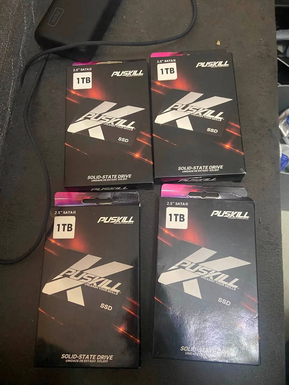 متوفر 4 هاردات نوع ssd مساحة 64 سعر القطعة 5 الاف دينار ، تفيدك تخزن بيها فيديوات او تنزل كم لعبة صغيرة
و قطعة وحدة مساتحها 128 سعرها 13 الف
توصيل متوفر 
معليكم عالباكيت مكتوب تيرا ربطتهم و يقرون 64 او 128 و كلهم شغالات
