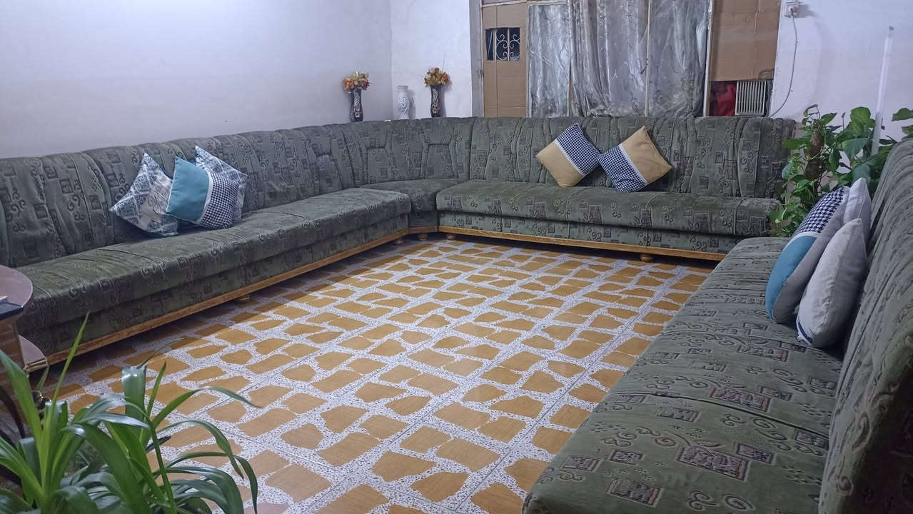 للبيع ديوان 12،متر خشب عراقي ثقيل، سعرو 350 وبي مجال تواصل ***********
