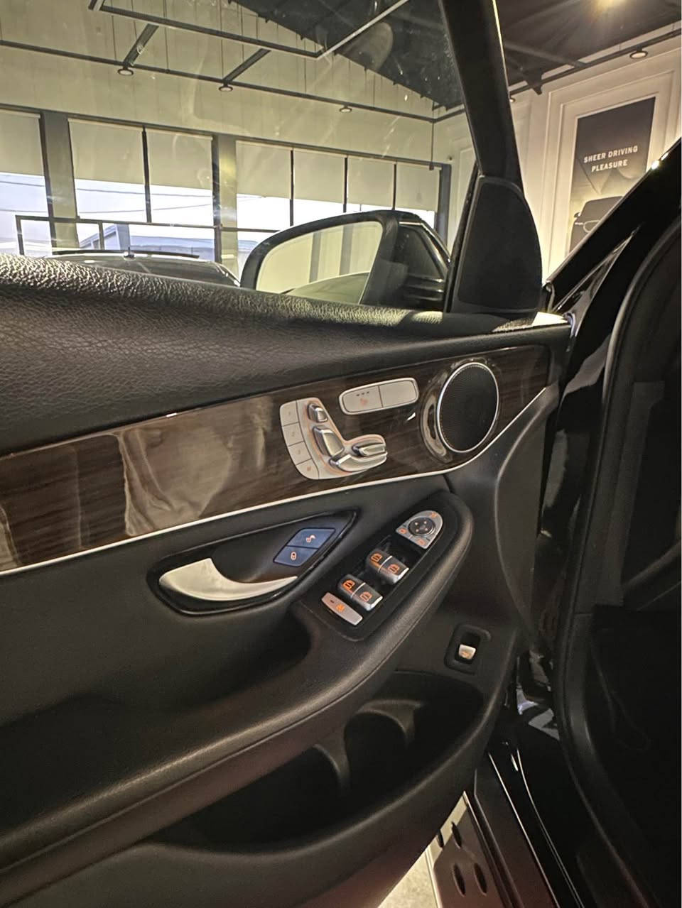 🚘 Mercedes-Benz GLC300 4MATIC AMG 2017 🇩🇪

📍 شوێن: هەولێر
🇩🇪 هاوردە: ئەڵمانیا
📊 کیلۆمەتر: 114,000 KM
💰 نرخ: 215 وەرەقە + معاملە
💵 3 وەرەقە غەرامەی لەسەرە، پاش معاملە دەدرێتەوە

✨ مواصفات و ئیمکانات:

• Mercedes-Benz GLC300 4MATIC
• AMG Package
• 4MATIC – دەبڵ ئەکسڵ
• Panoramic Roof ☀️
• Panoramic Glass بە کۆنترۆڵ دەکرێتەوە و دابخرێت
• کوشنی پێشەوە کارەبایی
• کوشنی Memory
• کوشنی Heated / هیتەر
• کوشنی پشتی کارەبایی
• سوکان کارەبایی
• سوکانی ڤۆلیۆم
• ئاوێنەکان شەفت و کارەبایی
• Cruise Control
• Brake Assist
• Auto Start/Stop
• Traffic Light Start/Stop
• Traction Control
• Paddle Shifters – سوکانی شەفت
• 5 Driving Modes:
Individual / Sport+ / Sport / Comfort / Eco
• تەبریدی 2-Zone
• تەبریدی ناوەندی
• ناوەوەی فۆرمیکا
• سندوقی شەفت و کارەبایی
• 4 دەرگا بەسمە
• جامەکان کارەبایی
• چراغەکانی پێش و دواوە LED و Xenon
• چراغەکان Bi-LED
• 2 شوێنی سارد
• بێ سبوغە بە شەرت

🔧 دۆخی سەیارە:

گێڕ و مەکینە، بەناوکردن، سیستەمی تەبرید و تەقە و ڕەقە هەمووی بە شەرت.

✅ سەیارەکە جاهیزە و بۆ فرۆشتنە.

📞 بۆ زانیاری زیاتر:
***********
📱 WhatsApp / Viber

📍 هەولێر

#MercedesBenz #Mercedes #GLC300 #GLC3004MATIC #GLC #AMG #4MATIC #MercedesGLC #2017 #114000KM #Erbil #Hawler #هەولێر #CarsForSale #UsedCars #MercedesForSale أربيل, العراق

